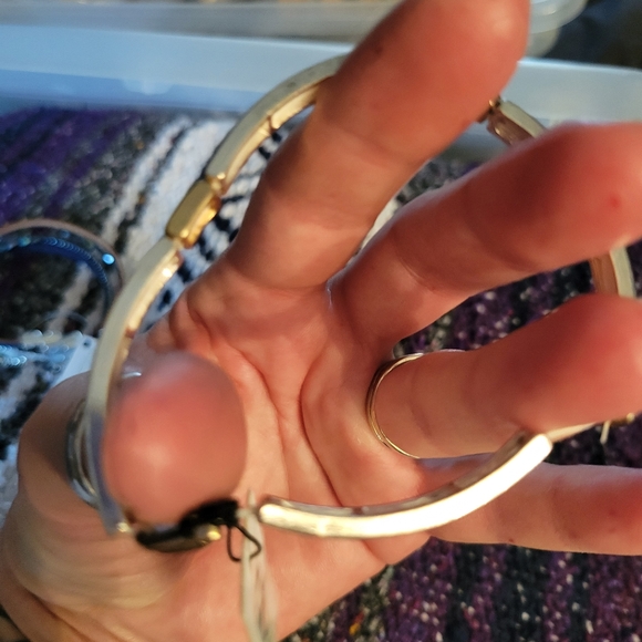 NWT beautiful Howards silver and gold tone stretchy bracelet - Picture 2 of 3